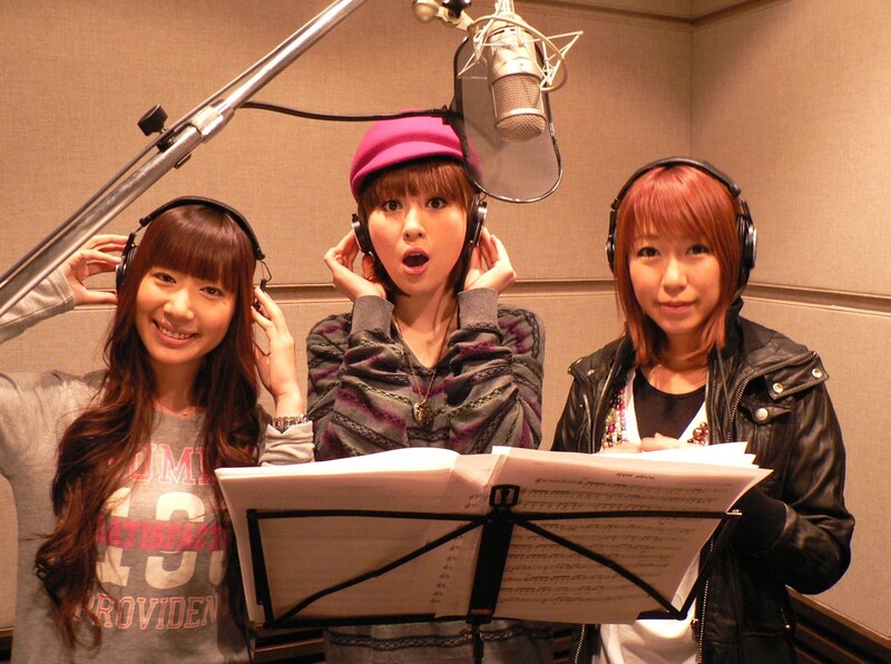 今回ユニットとして初のレコーディングに挑戦した“エリまき早希”。写真左から、小泉エリ、宇都宮まき、桜 稲垣早希。「口ずさみやすいですし、皆さんも歌って欲しい」(エリ)、「皆さんにも覚えてもらって、歌って欲しいですね」(早希)、「皆さんのいつもそばに置いていただけるような曲に仕上がってます」(まき)と収録後に語った。(c)ABC