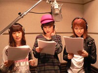 「人前で歌ったこともないですし、どっちかいうと1人でカラオケ行って自己満足の世界だった」（エリ）、「新喜劇で鍛えてるからどうしても地声がデカイくて。反省してます」（まき）、「オープニングの曲は全部英語やったりするんですけど、私全く英語ができなくて……」と、それぞれ苦労もあった様子。((c)ABC