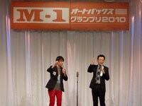 MCのはりけ～んず。楽屋の芸人たちが次々に帰っていく寂しさから、昆虫の話でインポッシブルを引き止めていることを明かした。