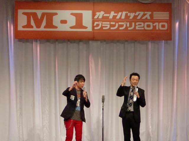 MCのはりけ～んず。楽屋の芸人たちが次々に帰っていく寂しさから、昆虫の話でインポッシブルを引き止めていることを明かした。