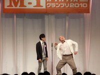 新宿カウボーイ。昭和ギャグの連発で会場を和ませた。