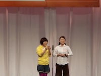 麦芽。小出得意の声ネタを活かした漫才を披露。