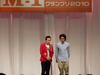 EE男。会場をふんだんに使った元気なネタで、この日の最後を飾った。