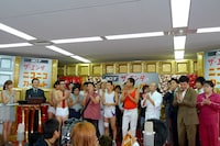 ステージ上に並ぶ「日本エイサーpresents ザ・エンタのニコニコカーペット」出演者。