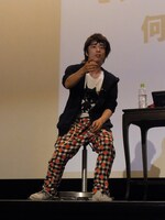 早稲田大学 大隈講堂にて、芸人として初めて講義を行ったロンドンブーツ1号2号・田村淳。1時間半かけて、政治と恋愛について、学生たちと熱く語り合った。(c)吉本興業