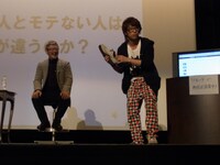 「いいなと思った女性の背後でわざとクツを脱ぎ捨てる」という技を実践してみせる淳。(c)吉本興業