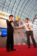「LIVE STAND 2010 OSAKA」にて行われた「吉田党大会」の一場面。