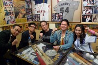 「俺たちのプロ野球伝説」に出演するバッファロー吾郎、リットン調査団・藤原、徳光正行、川村ゆきえ（左から）。