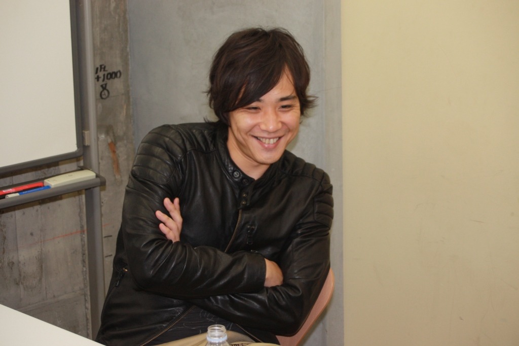 井本と編集部のバッジョ談義にひたすら耳を傾ける藤原。「お笑い界のバッジョとは？」と聞かれると、これまで聞いたエピソードを踏まえ「レイザーラモンRG」と答え、井本からキレられた。