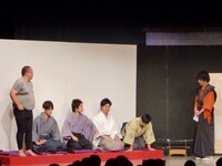 この日集められた大奥たち。ジューシーズ赤羽だけは衣装が整わず現代風の格好で登場。