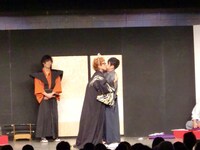 殿が回答を気に入ると、キスのご褒美。