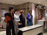 モノボケが気に入ってもらえなかったとろサーモン久保田は、ライブ終了後に罰ゲームとして観客の前でギャグをすることを命じられた。