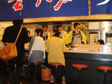 ザ・プラン9と宇都宮まきはKiKi京橋内の店舗で“ひととき店長”として客をおもてなし。