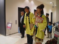 「KiKi京橋2周年記念 THANK YOU EVENT」に“KiKi京橋ひととき店長”として登場したザ・プラン9と宇都宮まき。