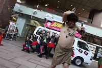 テリー伊藤にバズーカを放たれ、逃走するアダモちゃん。