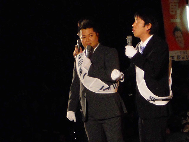 大阪・ひらかたパークにて行われた「ひらパー兄さん選挙 開票ライブ」に登場した、小杉候補と吉田候補。