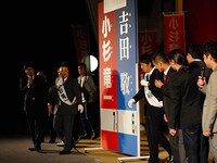 票数は下1桁から順に開票。会場全体が緊張に包まれた。