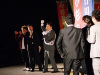 小杉の勝利が確定した瞬間。約4万7500票もの差をつけた。