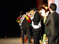 ひらパーキャラクターのピピンハーキンと抱き合って喜ぶ小杉。