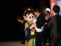 ひらパーキャラクターのポピーハーケンに慰められる吉田。