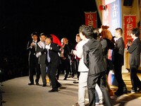 納得がいかない吉田は渾身の力を込めて“やらせコール”を発動。