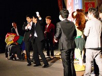 観客が誰1人として“やらせコール”に乗らず、小杉はその様子に笑い崩れた。