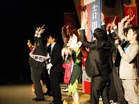 最後は小杉の当選を祝い万歳三唱で締めくくった。