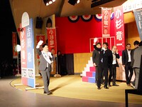 観客の「おめでとう」という声に応える小杉。吉田は最後に「来年の選挙で会いましょう」と捨て台詞を吐き去っていった。