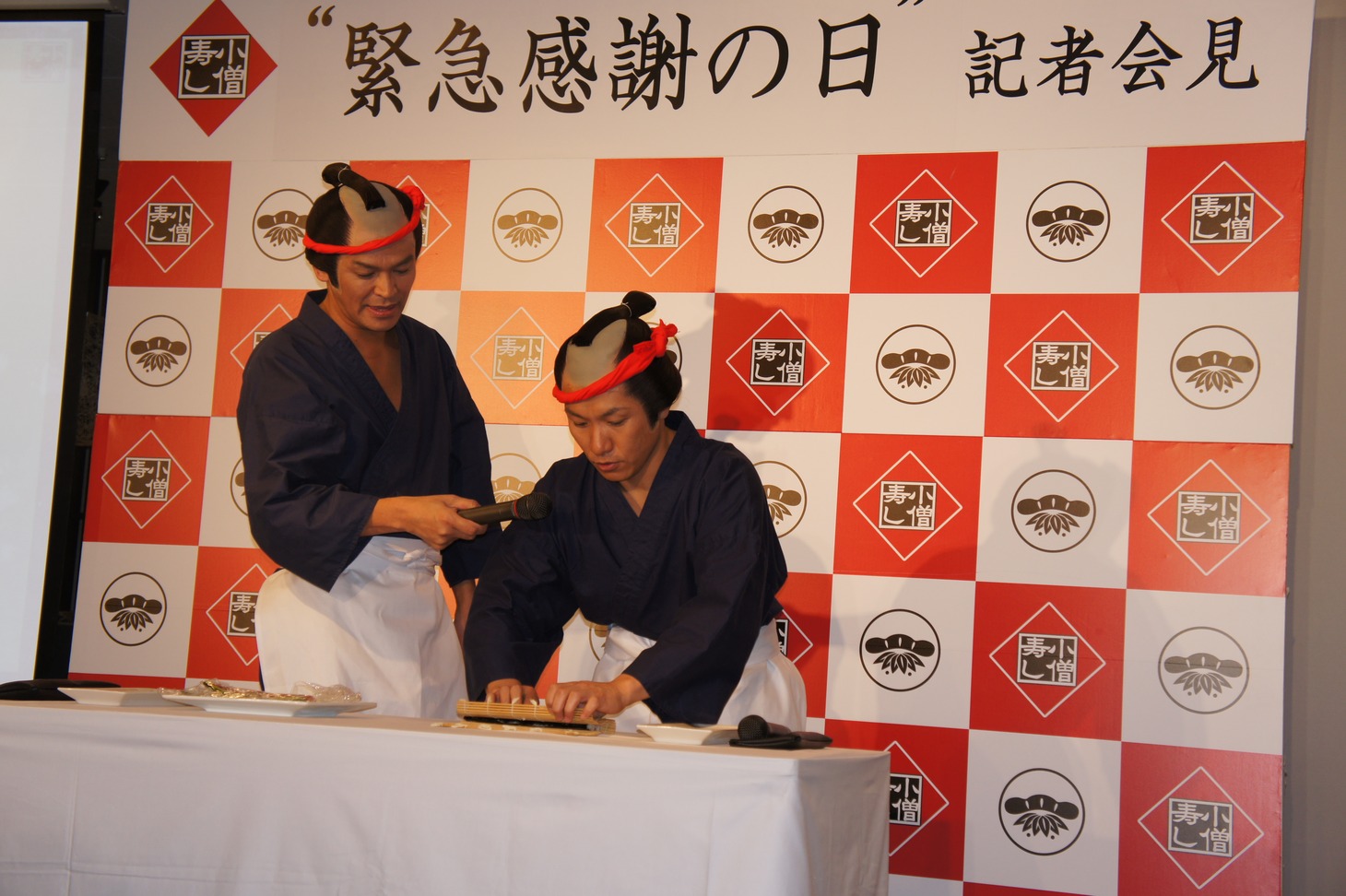 巻き寿しを巻く増田。