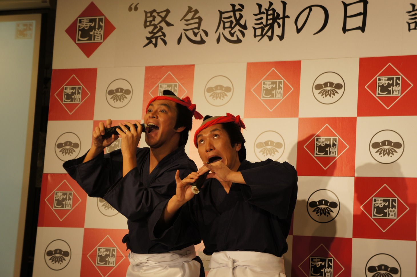 「恵方巻き」ならぬ「アホウ巻き」のポーズでフォトセッション。