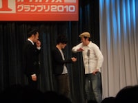 テンポの良いトリオ漫才を見せたグランジ。