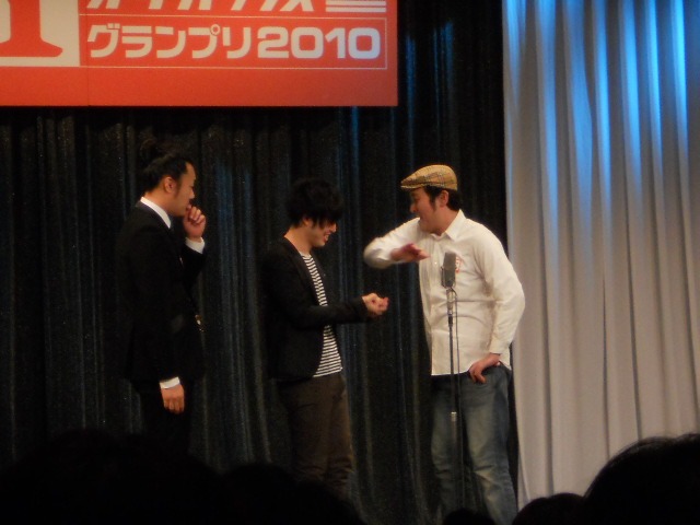 テンポの良いトリオ漫才を見せたグランジ。