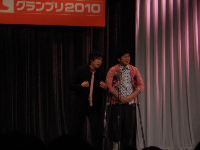 ウーマンラッシュアワー中川は骨折のため松葉杖で登場。