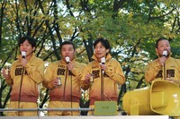 「ジョージア エメラルドマウンテン微糖」を試飲する微糖派芸人。