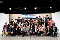 本日11月25日に行われた会見に登場したbaseメンバー。(c)吉本興業