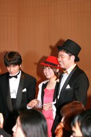 吉田えり選手をエスコートしながらレッドカーペットを入場するキングオブコメディ。