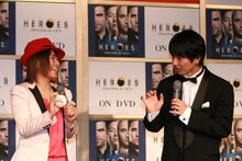 吉田えり選手にナックルの握り方を教わるキングオブコメディ高橋。