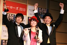 「ベスト・オブ・ヒーローズ2010」を受賞したキングオブコメディ高橋、吉田えり選手、キングオブコメディ今野（左から）。