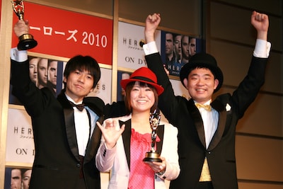 「ベスト・オブ・ヒーローズ2010」を受賞したキングオブコメディ高橋、吉田えり選手、キングオブコメディ今野（左から）。