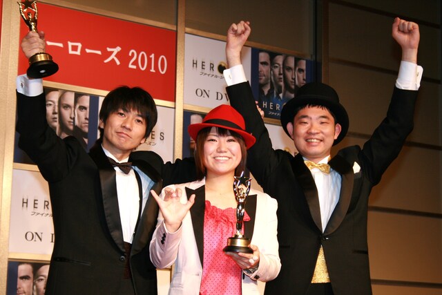 「ベスト・オブ・ヒーローズ2010」を受賞したキングオブコメディ高橋、吉田えり選手、キングオブコメディ今野（左から）。