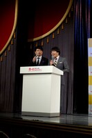 司会の雨上がり決死隊。