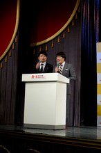 司会の雨上がり決死隊。