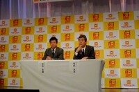 大会概要を説明した関西テレビ放送の古市忠嗣プロデューサー（左）と、よしもとクリエイティブ・エージェンシーの坂内光夫取締役（右）。