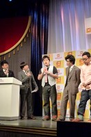 写真中央はエハラマサヒロ。