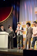 写真中央はエハラマサヒロ。