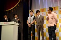 写真右端は岸学。