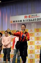 会見中、数多くのダジャレを披露し、カメラマンのフラッシュを人一倍集めていた末髙斗夢。