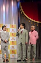 「優勝したのにスーツがシワくちゃ」と宮迫に指摘され、「太って、ハゲて、わやくそです」と自虐的に返した中山功太。