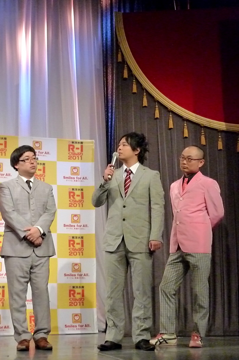 「優勝したのにスーツがシワくちゃ」と宮迫に指摘され、「太って、ハゲて、わやくそです」と自虐的に返した中山功太。