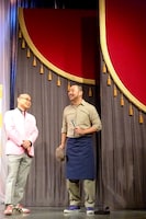 料理研究家ケンタロウに扮して会見に臨んだレイザーラモンRG。「どうも、スリムクラブのツッコミです。ケンタロウさんは、特にネタがあるわけじゃないんですよ。ごま油を多めに使うっていうことくらいしか知らないんで、大会までになんとかしたいと思います」と語った。